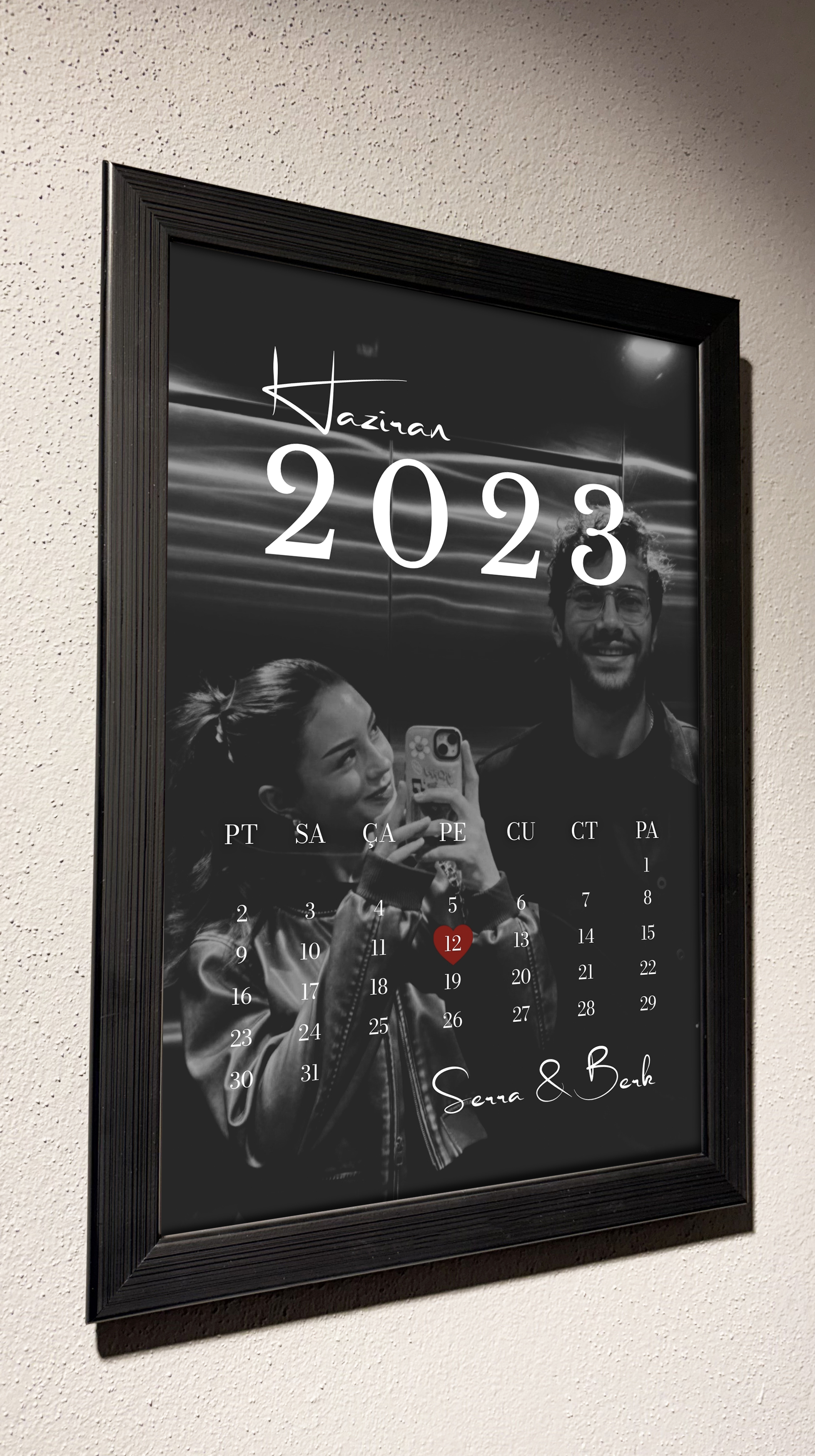 Siyah-Beyaz Yıldönümlü Sevgili Çerçevesi 20x30 (Siyah Çerçeve)